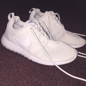 All white nike roshe women’s  size 7.5